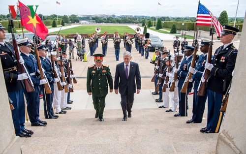 Mendorong hubungan pertahanan  sesuai dengan hubungan kemitraan komprehensif Vietnam-AS - ảnh 1