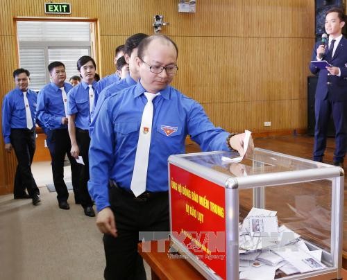 Bergotong royong membantu warga provinsi-provinsi di daerah Vietnam Tengah yang menderita  kerugian akibat taufan Doksuri - ảnh 1