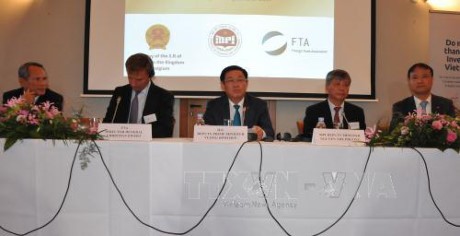  Deputi PM Vuong Dinh Hue memimpin Simposium promosi investasi di Brussels - ảnh 1