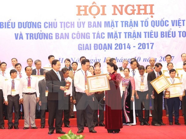 Ketua MN Vietnam, Nguyen Thi Kim Ngan: Setiap pejabat Front Tanah Air adalah faktor positif untuk memperkokoh persatuan di daerah pemukiman - ảnh 1