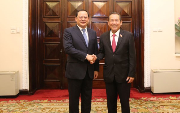 Deputi Harian PM Vietnam, Truong Hoa Binh melakukan pembicaraan dengan Deputi PM Laos, Sonexay Siphandone - ảnh 1