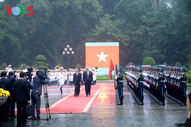 Presiden Vietnam, Tran Dai Quang melakukan pembicaraan dengan Presiden AS, Donald Trump - ảnh 1