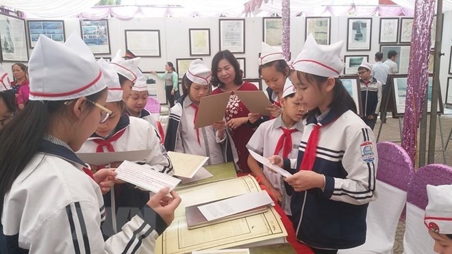 Pameran peta dan dokumen “Hoang Sa, Truong Sa-wilayah Vietnam : Bukti-bukti sejarah dan hukum” diadakan di Provinsi Hoa Binh - ảnh 1