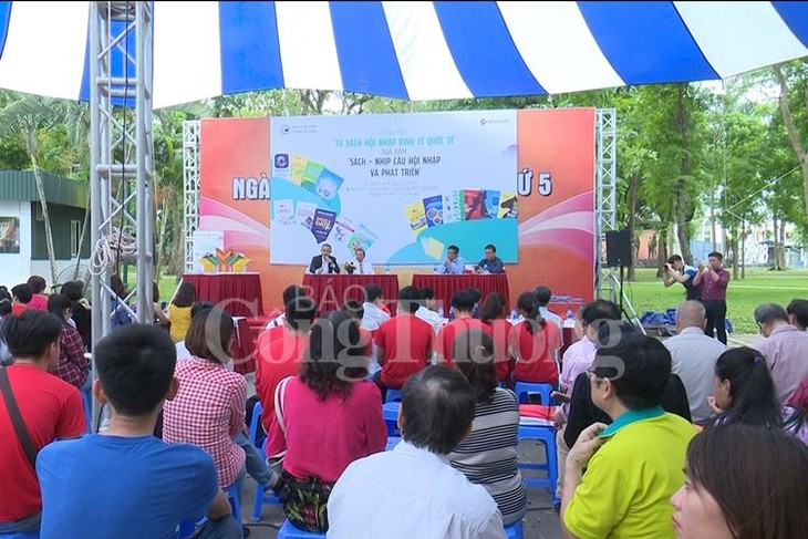 Hari Buku Vietnam 21/04: Upacara unjuk muka “Rak buku integrasi ekonomi internasional” dengan lebih 60 karya cetakan - ảnh 1