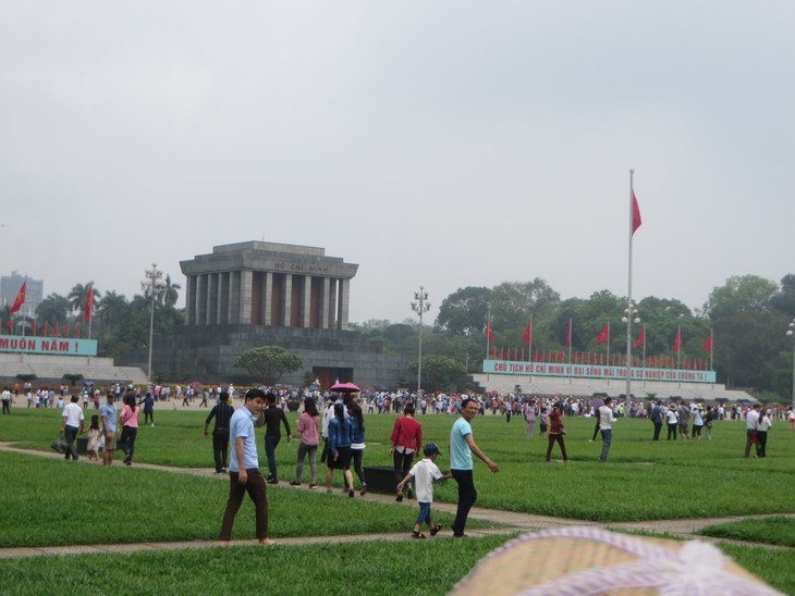 Banyak warga berziarah ke Musolium Presiden Ho Chi Minh - ảnh 1