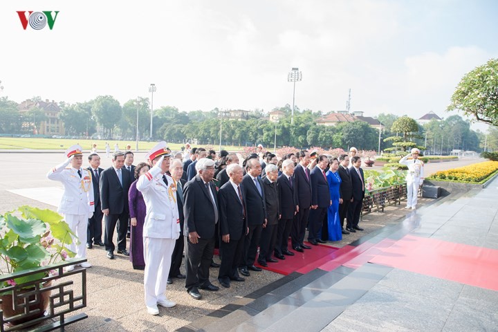 Pimpinan Partai Komunis dan Negara berziarah ke Mousolium Presiden Ho Chi Minh - ảnh 1