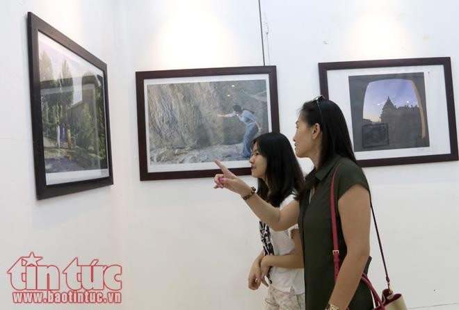 Pameran foto sehubungan dengan peringatan ultah ke-100 Hari Nasional Azerbaijan - ảnh 1