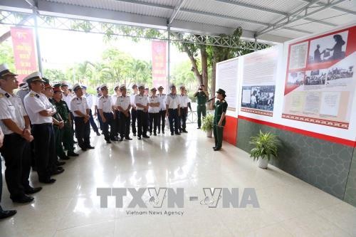 Pameran “Presiden Ho Chi Minh dengan gerakan kompetisi patriotik” - ảnh 1