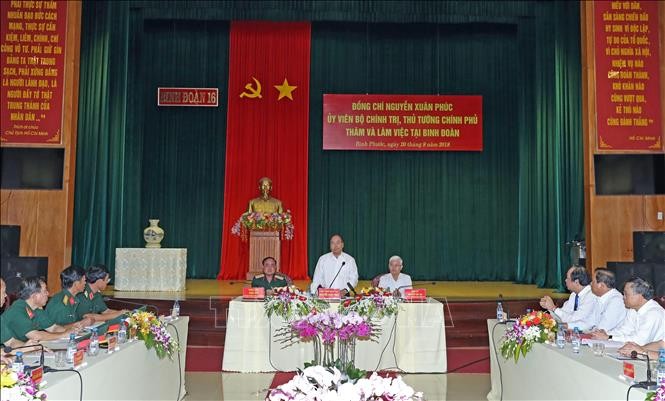 PM Vietnam, Nguyen Xuan Phuc mengunjungi Korps Militer 16, di Provinsi Binh Phuoc - ảnh 1