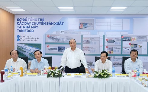 PM Vietnam, Nguyen Xuan Phuc mengunjungi  pabrik pengolahan agribisnis di Provinsi Tay Ninh - ảnh 1