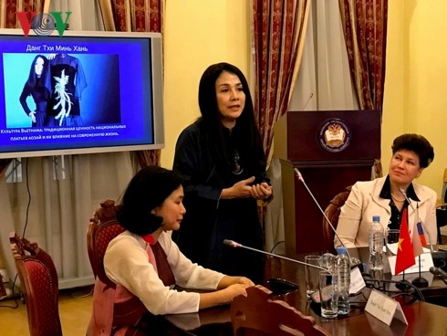 Memperkenalkan kebudayaan Vietnam melalui busana “Ao Dai” tradisional di Federasi Rusia - ảnh 1