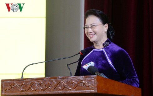 Ketua MN Vietnam, Nguyen Thi Kim Ngan menghadiri acara peringatan Hari Guru Vietnam di Akademi Keuangan - ảnh 1