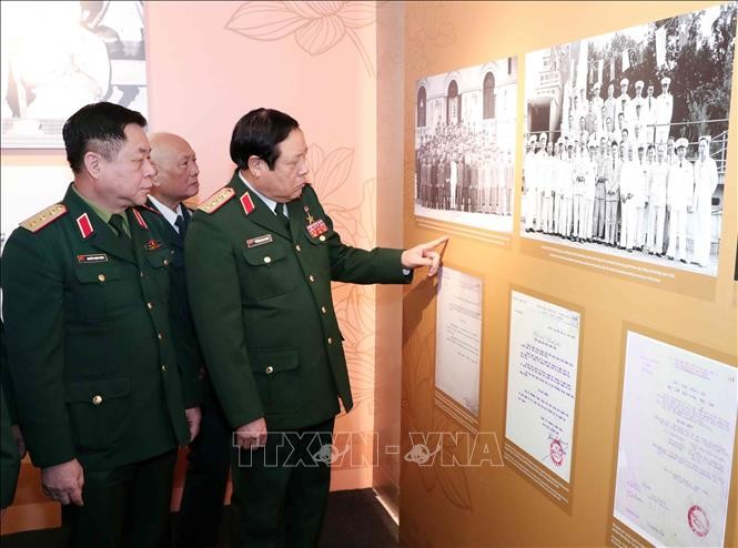 Pameran tentang Jenderal Tentara Rakyat Vietnam menyerap banyak pengunjung - ảnh 1