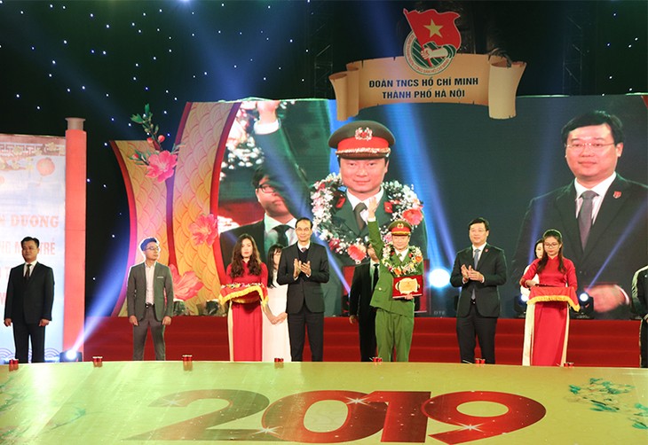 Memberikan pujian kepada 10 pemuda tipikal  Ibukota Ha Noi tahun 2018 - ảnh 1