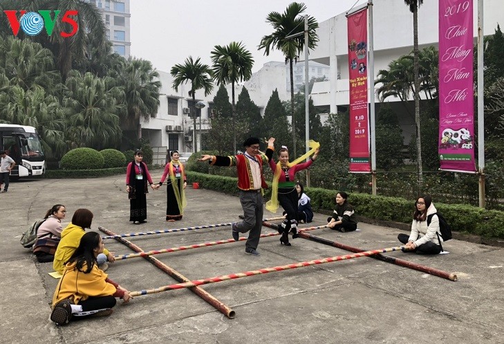 Program “Menguak tabir Hari Raya Tet Vietnam” yang khusus diadakan di Kota Ha Noi - ảnh 1