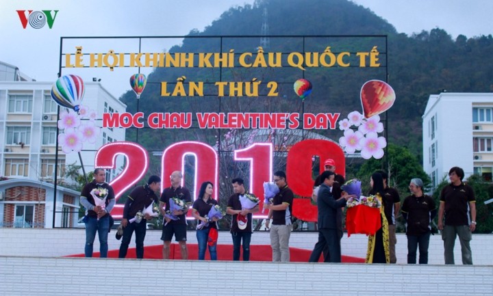 Festival ke-2 Balon Udara Internasional  yang berwarna-warni - ảnh 1