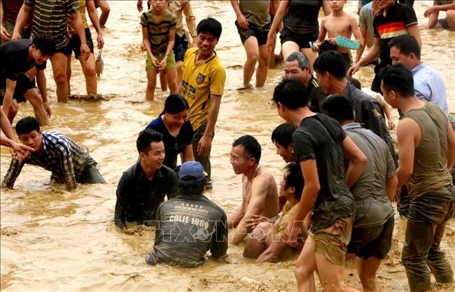 Pesta penangkapan ikan dengan tangan yang khas di Provinsi Tuyen Quang - ảnh 1