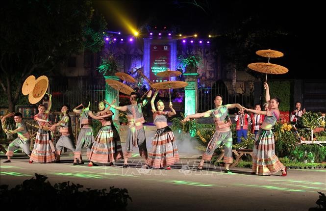 Wisatawan dengan gembira menghadiri  Pesta Lim dan Festival Musim Semi di daerah dataran tinggi putih Bac Ha 2019 - ảnh 1