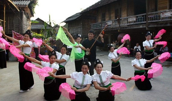 Menyampaikan dokumen “Seni tarian Xoe Thai” dan “Seni pembuatan keramik dari orang Cham” kepada UNESCO - ảnh 1