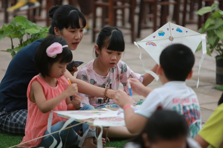 Aktivitas-aktivitas musim panas “Calon ujian cilik: Mamasang sayap pada  impian” di Danau Van – Van Mieu Quoc Tu Giam - ảnh 3