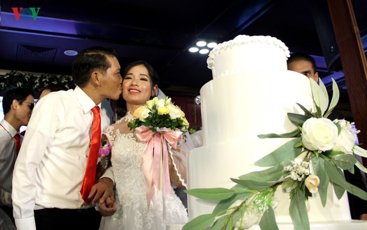 Impian memakai gaun pengantin, pasangan suami-istri tuna netra harus melewati  ratusan Km datang ke Kota Ha Noi - ảnh 8