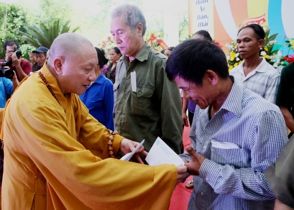 Upacara mengenangkan dan berdoa melepas arwah para Martir, warga yang tewas dan memohon Negara damai, warganya hidup tenteram tahun 2019 - ảnh 2