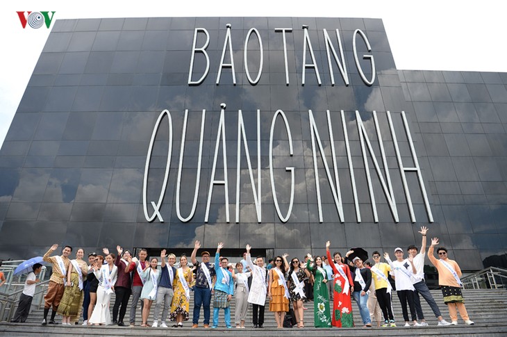 Kontes “Suara Nyanyian ASEAN+3”: Para kontestan mengunjungi Museum Quang Ninh - ảnh 1