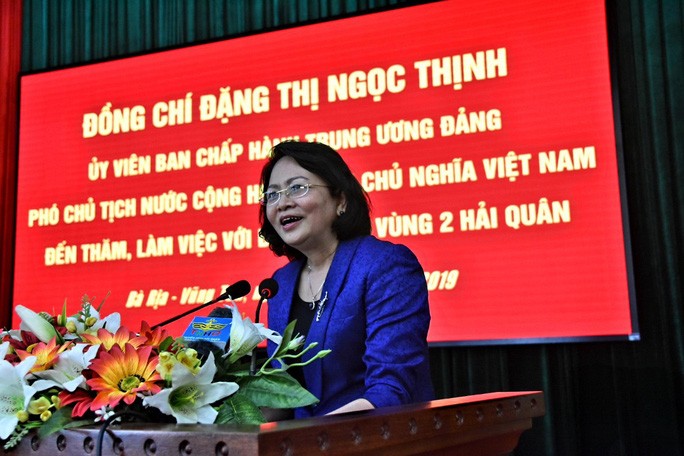 Wakil Presiden Vietnam, Dang Thi Ngoc Thinh mengunjungi dan memberikan bingkisan kepada para komandan dan prajurit Kawasan Militer II Angkatan Laut - ảnh 1