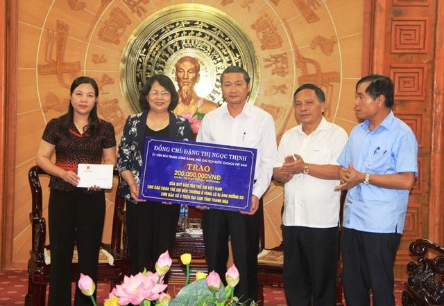 Wapres Dang Thi Ngoc Thinh memberikan bingkisan kepada warga yang menderita kerugian karena banjir di Provinsi Thanh Hoa - ảnh 1