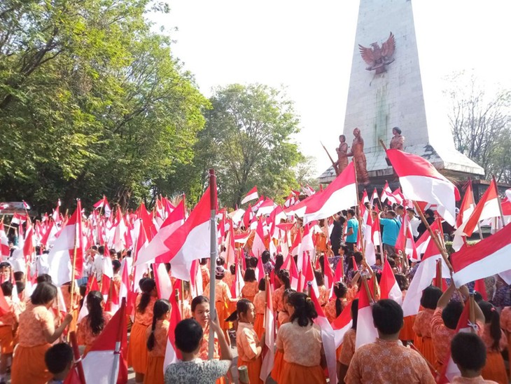 Berbagai cara pengibaran bendera sambut HUT Hari Kemerdekaan RI ke-74   - ảnh 11