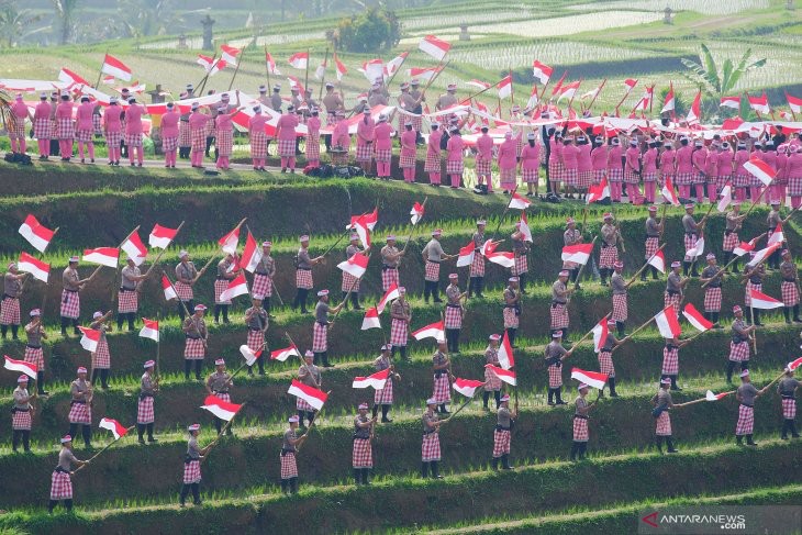 Berbagai cara pengibaran bendera sambut HUT Hari Kemerdekaan RI ke-74   - ảnh 1