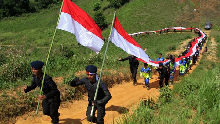 Berbagai cara pengibaran bendera sambut HUT Hari Kemerdekaan RI ke-74   - ảnh 2