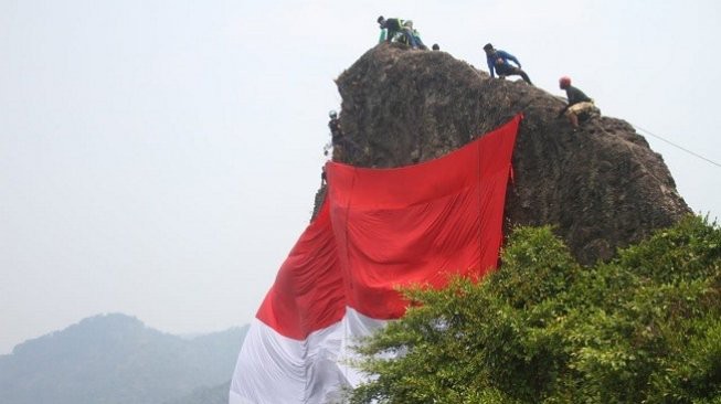 Berbagai cara pengibaran bendera sambut HUT Hari Kemerdekaan RI ke-74   - ảnh 6