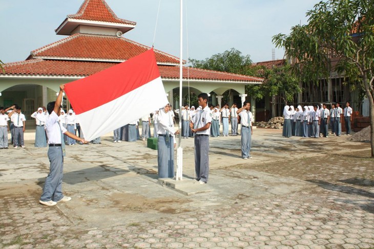 Berbagai cara pengibaran bendera sambut HUT Hari Kemerdekaan RI ke-74   - ảnh 8