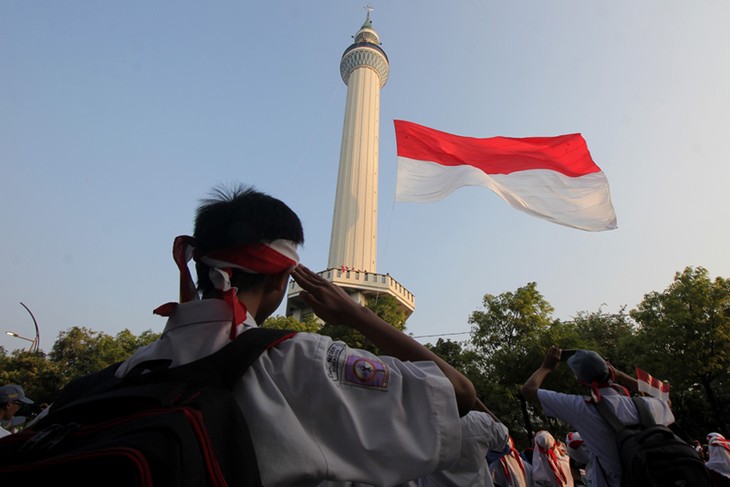 Berbagai cara pengibaran bendera sambut HUT Hari Kemerdekaan RI ke-74   - ảnh 9