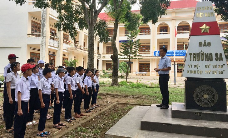 Pak guru Duong Van Van melakukan banyak hal-hal yang baik untuk para pejalar - ảnh 1