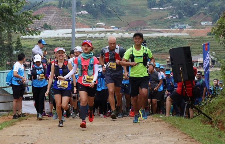 Lomba lari gunung yang terbesar di Vietnam tahun 2019 di Kotamadya Sa Pa - ảnh 1