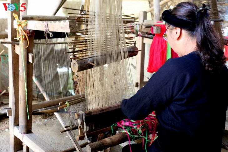  Kerajinan  menenun kain ikat dari etnis  minoritas Tay di 