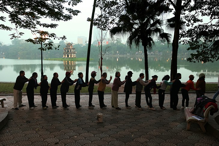 Ada satu Kota Ha Noi yang penuh dengan nostalgia dalam foto-foto ciptaan fotografer Le Bich - ảnh 9