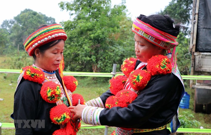 Seni menghiasi busana tradisional dari warga etnis minoritas Dao Merah diakui sebagai pusaka budaya non-bendawi nasional - ảnh 1