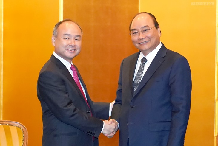 PM Vietnam, Nguyen Xuan Phuc menerima Presiden Direktur Grup Softbank dan pimpinan beberapa daerah dan organisasi Jepang - ảnh 1