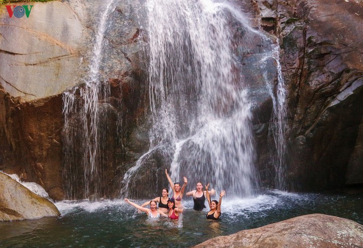 Daerah ketinggian Quang Ninh menyerap kedatangan  wisatawan  untuk menghayati pada Musim Gugur - ảnh 10