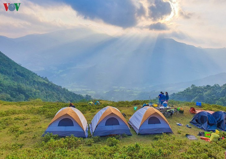 Daerah ketinggian Quang Ninh menyerap kedatangan  wisatawan  untuk menghayati pada Musim Gugur - ảnh 12