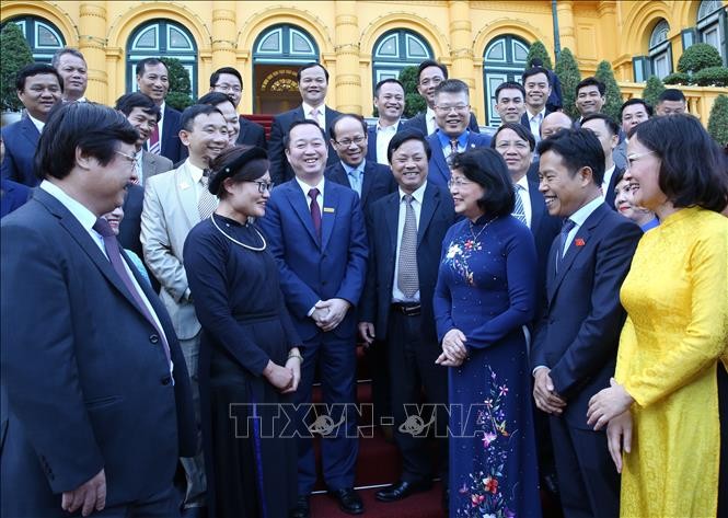 Wapres Dang Thi Ngoc Thinh melakukan temu muka dengan delegasi guru pendidikan kejuruan yang tipikal - ảnh 1