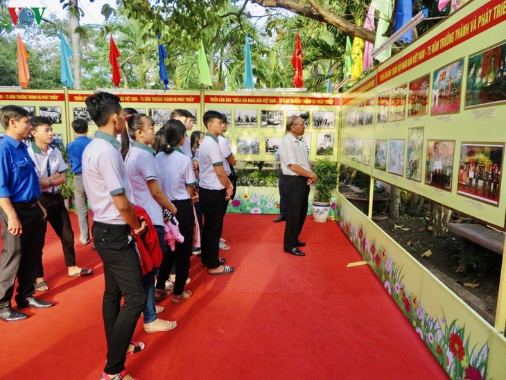 Pembukaan Pameran foto : “Partai Komunis Vietnam – 90 musim semi yang bersejarah” - ảnh 1