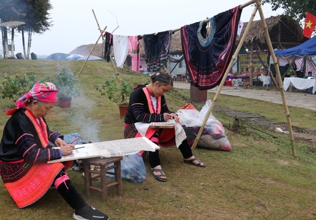 Kegiatan dengan tema: “Musin Semi di daerah pegunungan” yang bergelora di Perkampungan Budaya-Wisata Etnis-Etnis Vietnam - ảnh 1