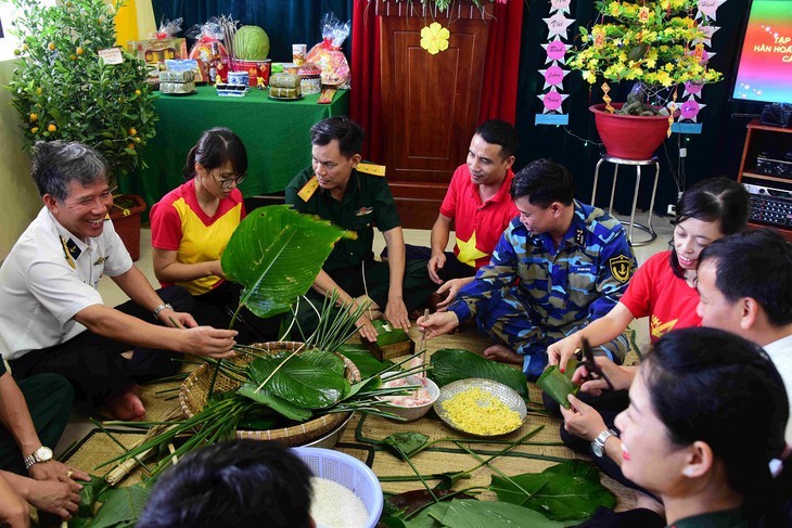 Membawa suasana Hari Raya Tet kepada para komandan dan prajurit Anjungan DK1 - ảnh 17