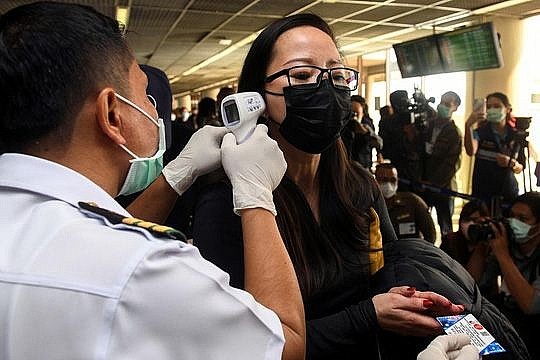 Banyak negara di dunia membuat langkah-langkah mencegah dan menanggulangi penyakit radang paru-paru akibat Virus Corona tipe baru - ảnh 1