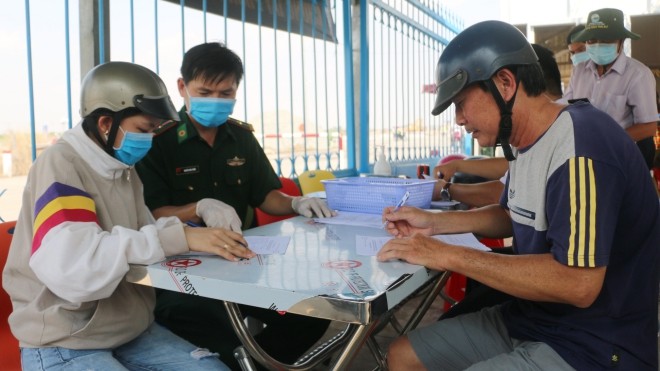 Merekomendasikan warga supaya melaksanakan wajib lapor kesehatan untuk bersinergi memundurkan wabah Covid-19 - ảnh 1