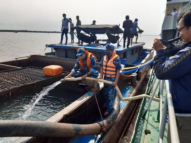 Kapal 936 – Akademi Angkatan Laut membantu warga daerah kekeringan dan salinisasi - ảnh 1